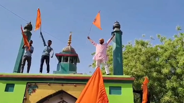 <div class="paragraphs"><p>پریاگ راج واقع غازی میاں درگاہ کی چھت پر زعفرانی پرچم لہراتے ہوئے شرپسند</p></div>