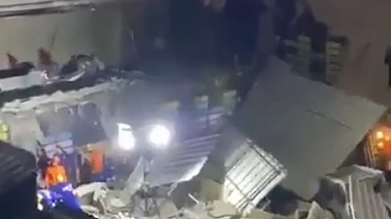 <div class="paragraphs"><p>نائٹ کلب کی گری ہوئی چھت کا ملبہ، ویڈیو گریب</p></div>