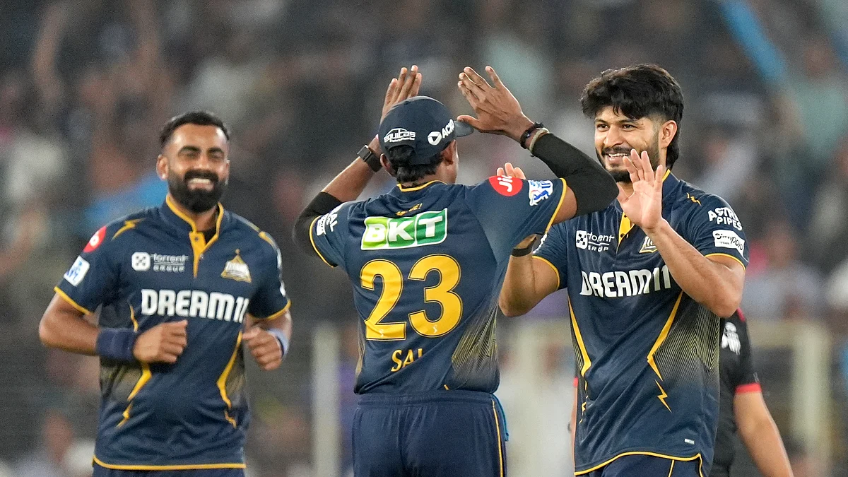 <div class="paragraphs"><p>گجرات کے کھلاڑی وکٹ گرنے کے بعد جشن مناتے ہوئے، تصویر @IPL</p></div>