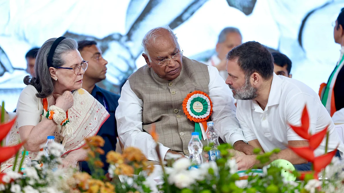 <div class="paragraphs"><p>راہل گاندھی، ملکارجن کھڑگے اور سونیا گاندھی</p></div>