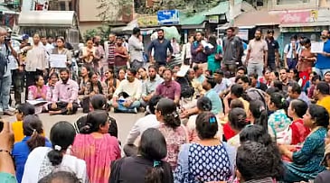 مغربی بنگال: ملازمت جانے اور پولیس لاٹھی چارج کے خلاف اساتذہ کی بھوک ہڑتال شروع