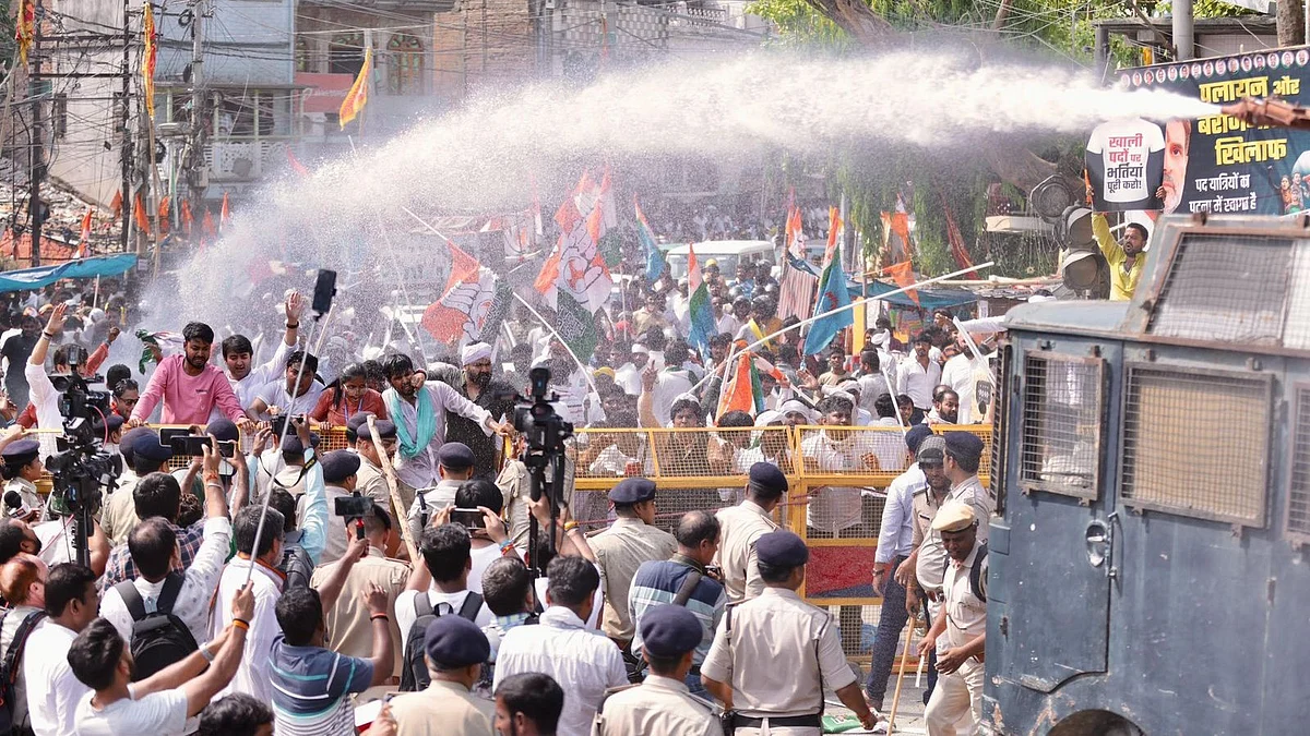 <div class="paragraphs"><p>’ہجرت روکو، ملازمت دو‘ یاترا میں شامل نوجوانوں پر پانی کی بوچھار کرتی پٹنہ پولیس</p></div>