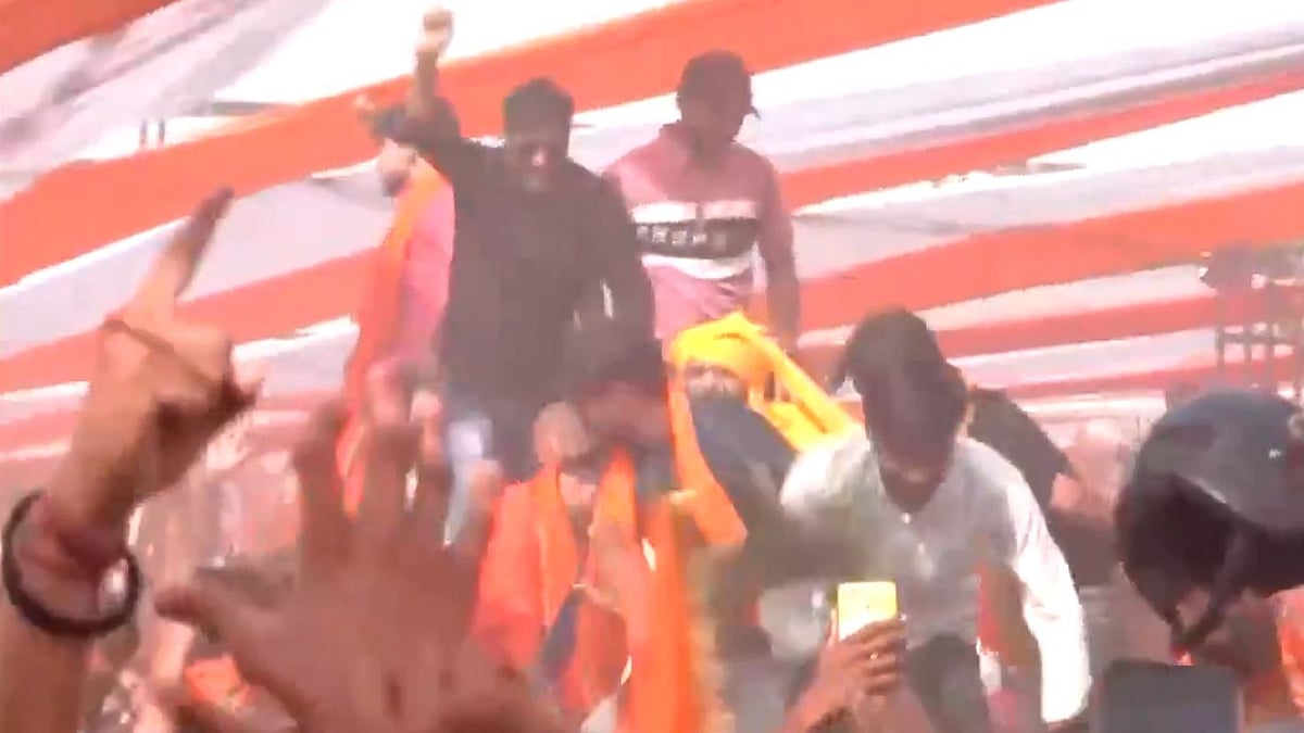 <div class="paragraphs"><p>آگرہ میں مظاہرہ کرتے ہوئے کرنی سینا کے کارکنان (ویڈیو گریب)</p></div>