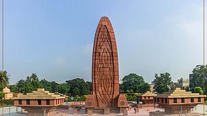 راہل-پرینکا کا جلیانوالہ باغ کے شہیدوں کو خراج، قربانی کو نسلوں کی رہنمائی قرار دیا