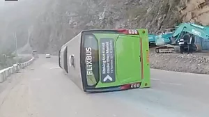 منڈی: دہلی سے کسول جا رہی ٹورسٹ بس پہاڑی سے ٹکرا کر اُلٹ گئی،31 مسافر زخمی