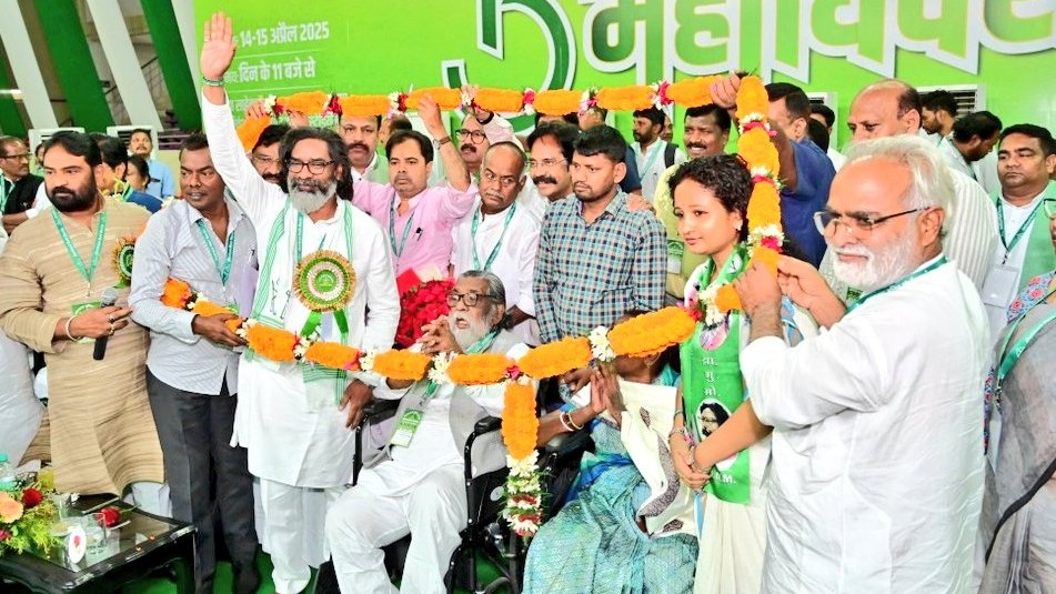 <div class="paragraphs"><p>جے ایم ایم کے 13 ویں دو روزہ کنونشن میں ہیمنت سورین اور شیبو سورین سمیت پارٹی کے دیگر لیڈران</p></div>