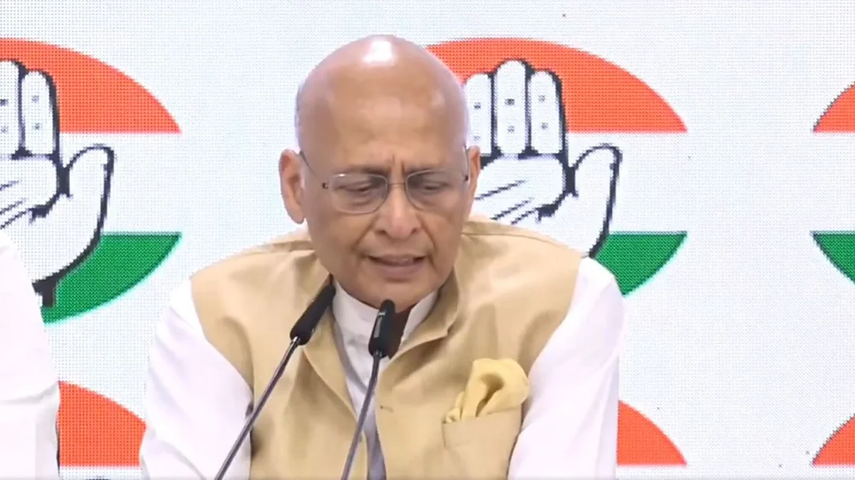 <div class="paragraphs"><p>نامہ نگاروں سے بات کرتے ہوئے&nbsp;کانگریس ترجمان اور سینئر وکیل ابھیشیک سنگھوی</p></div>