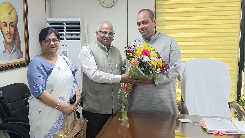 <div class="paragraphs"><p>جامعہ ہمدرد کے وائس چانسلر دہلی کے وزیر صحت سے ملاقات کرتے ہوئے</p></div>