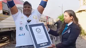 روزہ کی حالت میں 279 ٹن وزنی ٹرین دانتوں سے کھینچ کر اشرف محمد نے گنیز بک آف ورلڈ ریکارڈس میں درج کرایا اپنا نام