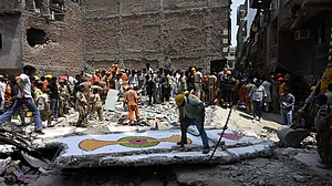 مصطفیٰ آباد حادثہ: دیویندر یادو نے بی جے پی و عآپ کو قرار دیا ذمہ دار، متاثرین کو 10-10 لاکھ دینے کا مطالبہ