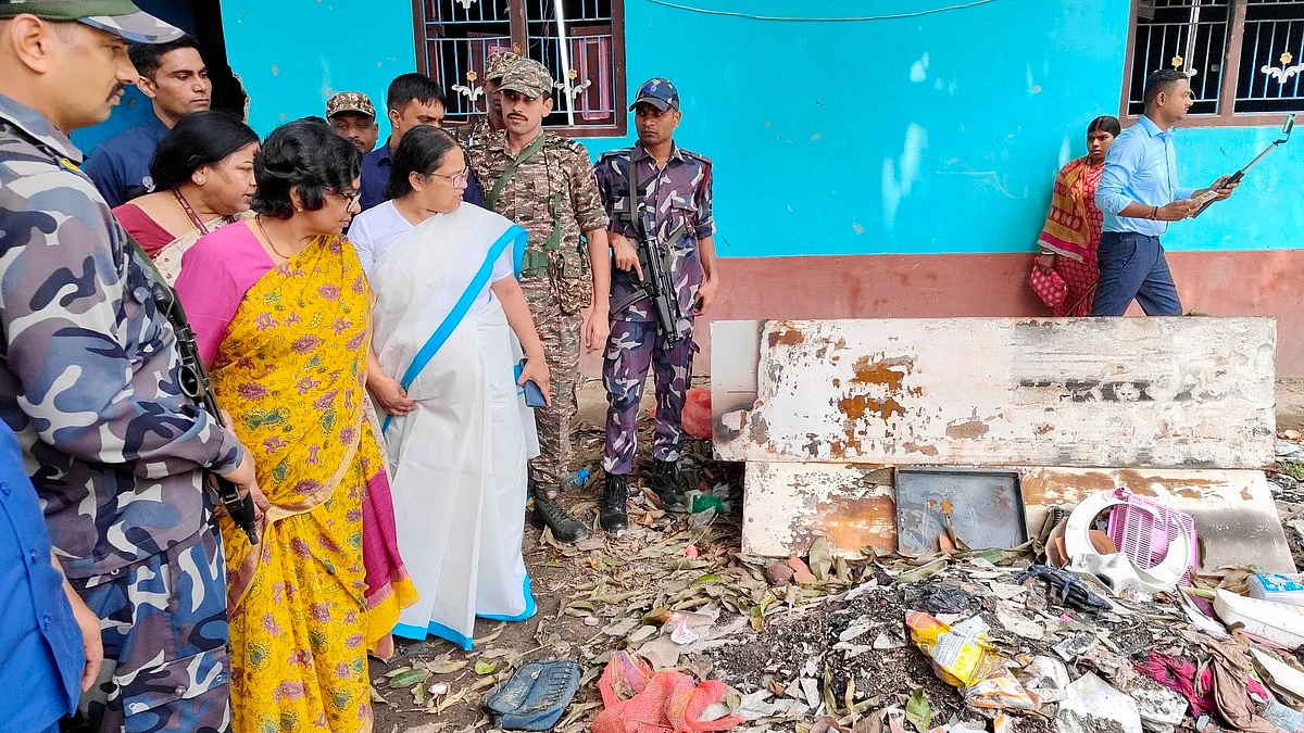 <div class="paragraphs"><p>مرشد آباد میں متاثڑہ گھر کا جائزہ لیتیں قومی خاتون کمیشن کی شیئرپرسن / آئی اے این ایس</p></div>