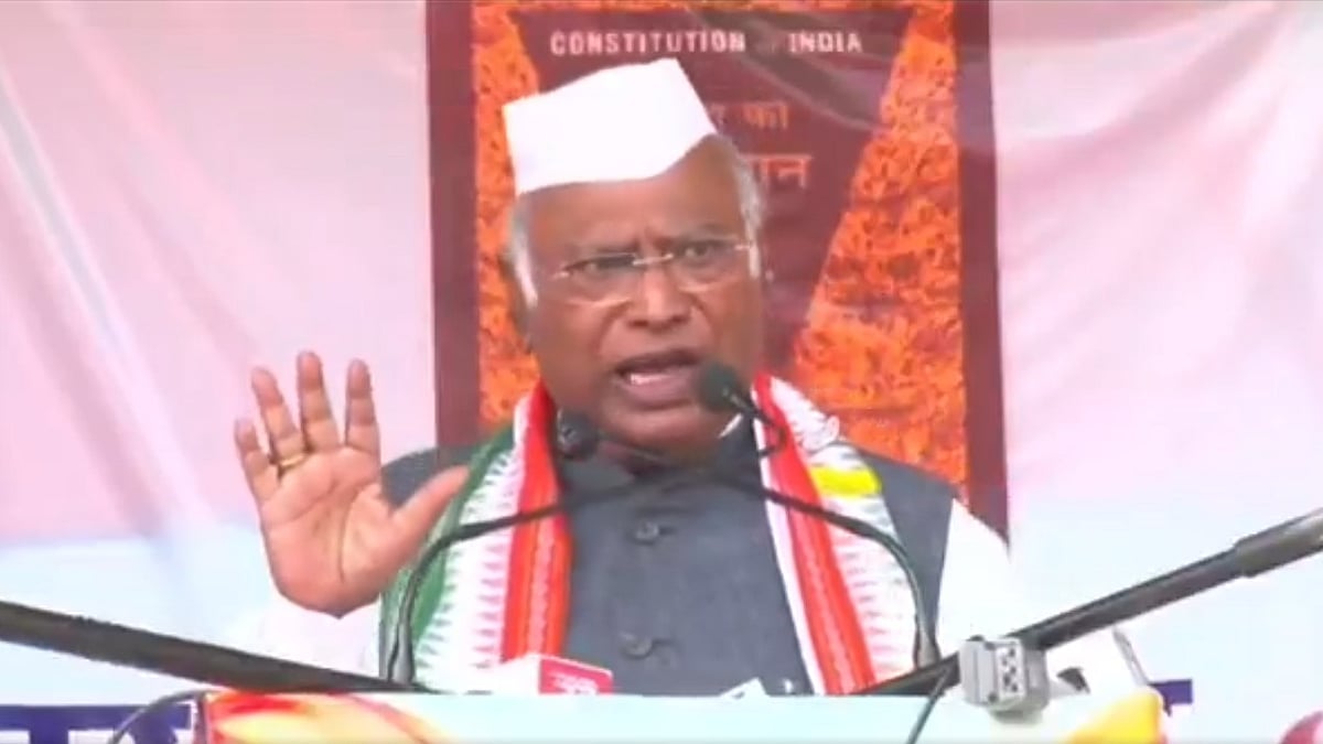 پروفیسر خان کی گرفتاری نے بی جے پی کو کیا بے نقاب، حمایت کا مطلب یہ نہیں کہ حکومت سے سوال نہیں کر سکتے: کھڑگے