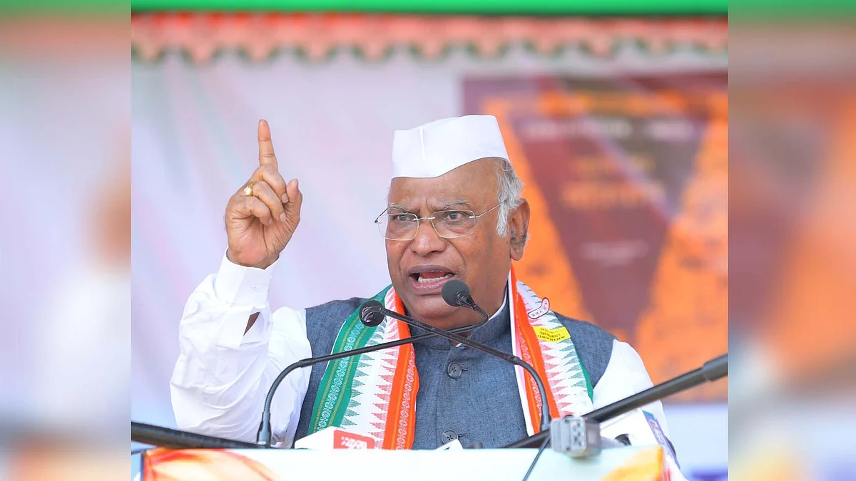 <div class="paragraphs"><p>بہار کے بکسر میں ’جے باپو، جے بھیم، جے سمویدھان‘ ریلی سے خطاب کرتے کانگریس صدر ملکارجن کھڑگے / تصویر بشکریہ ایکس</p></div>