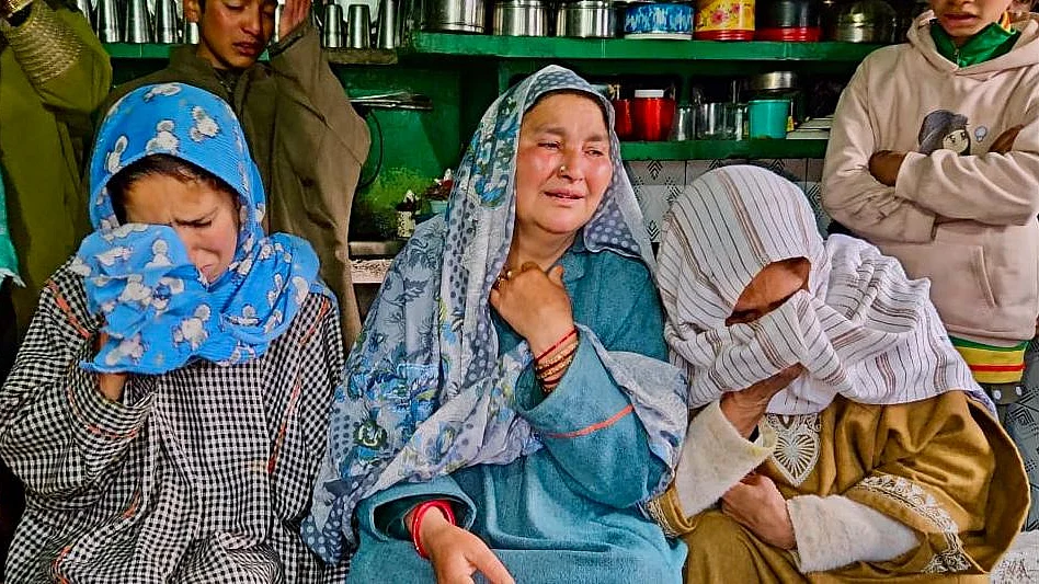 <div class="paragraphs"><p>سید عادل حسین کی غمزدہ فیملی، تصویر <a href="https://x.com/uniindianews">@uniindianews</a></p></div>