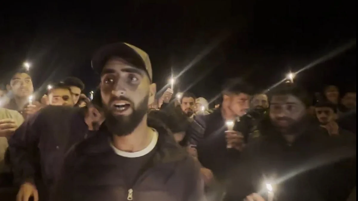 <div class="paragraphs"><p>دہشت گردانہ حملے میں مارے گئے لوگوں کو خراج تحسین پیش کرنے کے لیے نکالا گیا کینڈل مارچ (ویڈیو گریب)</p></div>