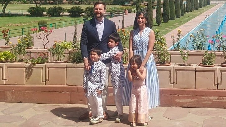 <div class="paragraphs"><p>امریکی نائب صدر جے ڈی وینس اپنے اہل خانہ کے ساتھ، تصویر&nbsp;<a href="https://x.com/ANI">@ANI</a></p></div>