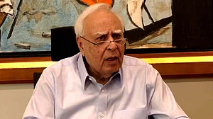 پارلیمنٹ کا خصوصی اجلاس بلایا جائے، ہم حکومت کے ساتھ ہیں، کپِل سِبّل کی وزیراعظم سے اپیل