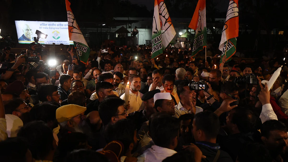 <div class="paragraphs"><p>کانگریس کے ذریعہ نکالے گئے کینڈل مارچ میں شریک راہل گاندھی</p></div>