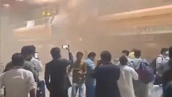 لاہور ہوائی اڈہ پر پاکستانی فوج کا طیارہ لینڈنگ کے وقت حادثہ کا شکار، آگ لگنے سے افرا تفری کا ماحول، کئی پروازیں منسوخ