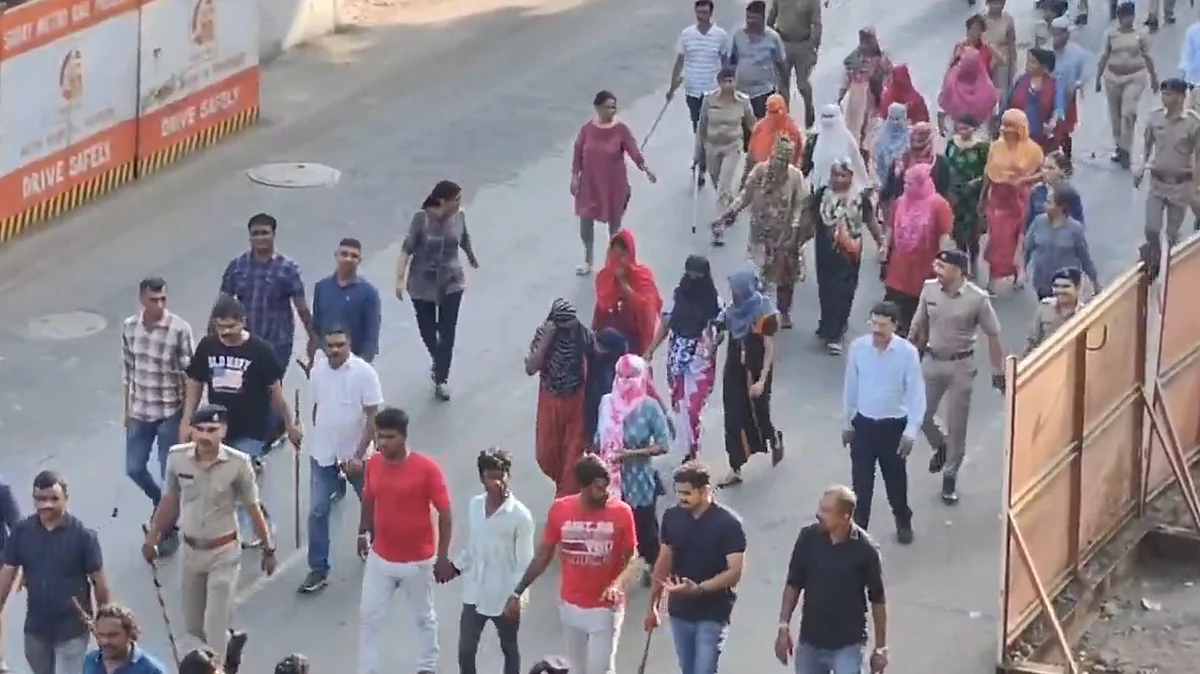 <div class="paragraphs"><p>بنگلہ دیشی&nbsp;غیر قانونی تارکین وطن کو گرفتار کر لے جاتی ہوئی گجرات پولیس (ویڈیو گریب)</p></div>