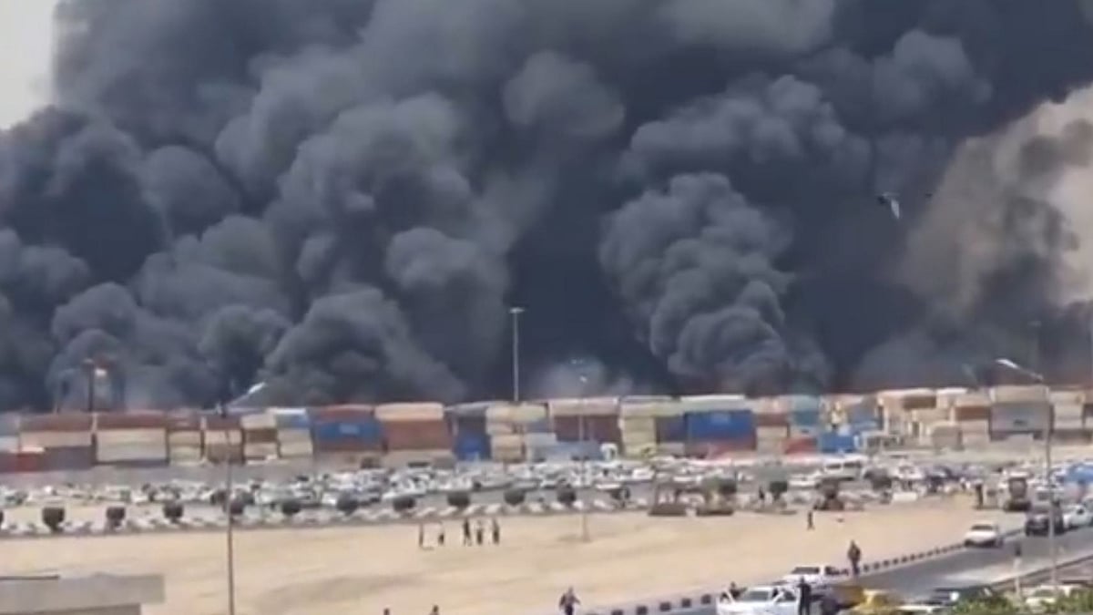 <div class="paragraphs"><p>ایران کے رجئی بندرگاہ پر شدید دھماکہ کے بعد کا منظر (ویڈیو گریب)</p></div>