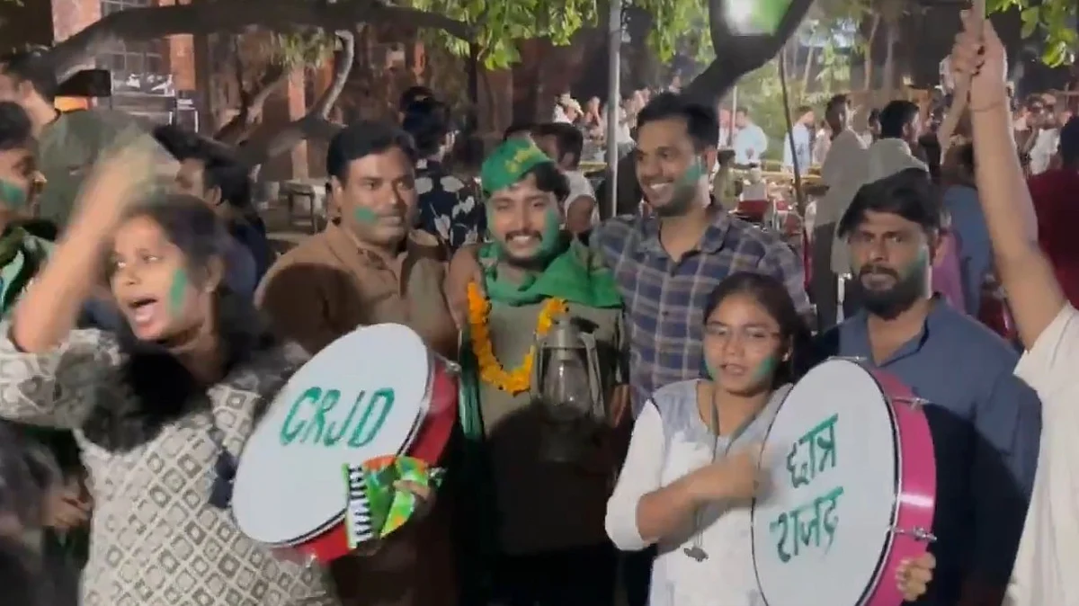 <div class="paragraphs"><p>جے این یو میں طلبہ یونین انتخاب میں جیت کے بعد جشن مناتے آر جے ڈی کارکنان (ویڈیو گریب)</p></div>