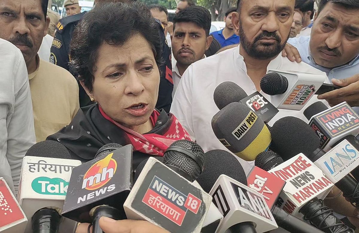 پہلگام حملہ: کماری سیلجا نے ونے نروال کے اہل خانہ سے کی ملاقات، شفاف تحقیقات کا مطالبہ