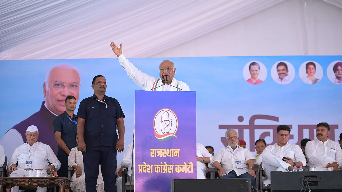 <div class="paragraphs"><p>جلسۂ عام سے خطاب کرتے ہوئے ملکارجن کھڑگے، تصویر @INCIndia</p></div>