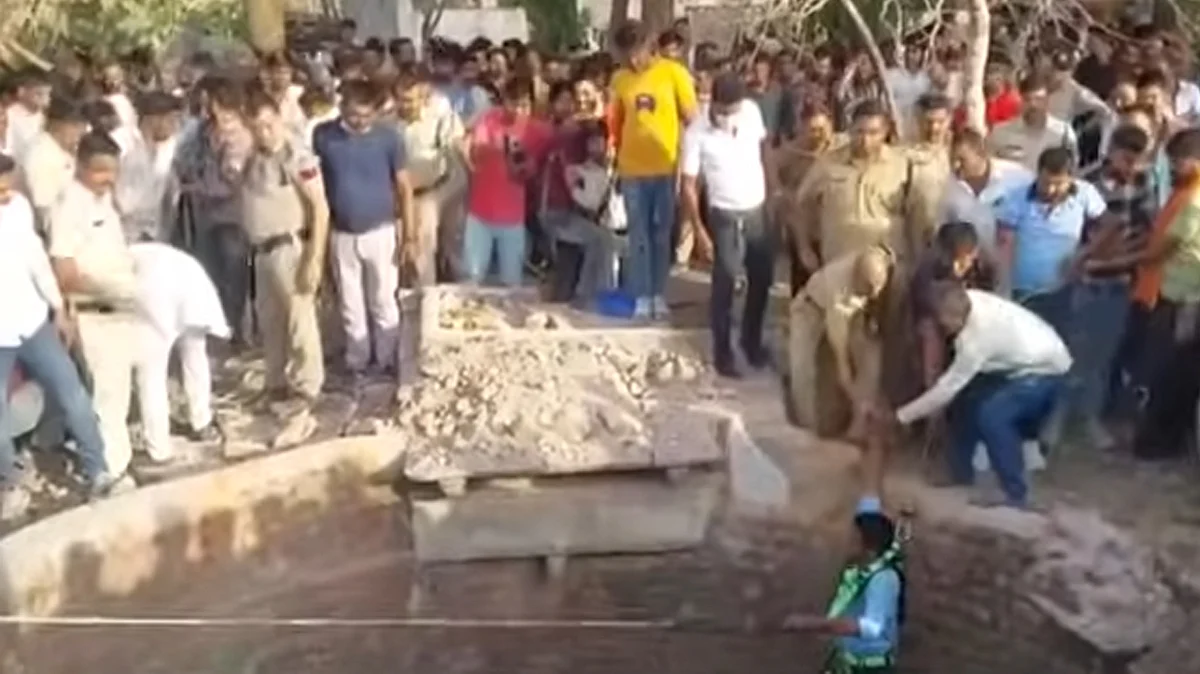 <div class="paragraphs"><p>حادثے کے بعد کنوئیں سے لوگوں کو نکالے جانے کا منظر/ویڈیو گریب</p></div>