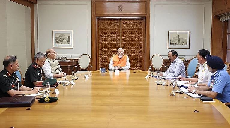 پی ایم مودی نے کی اعلیٰ سطحی میٹنگ، این ایس اے ڈووال اور تینوں افواج کے سربراہان رہے موجود