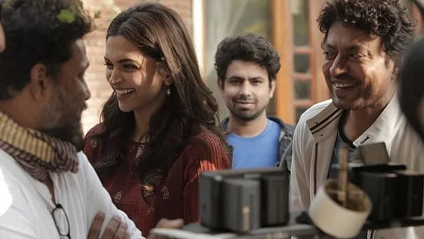 <div class="paragraphs"><p>فلم پیکو کے سیٹ پر عرفان خان (تصویر سوشل میڈیا)</p></div>