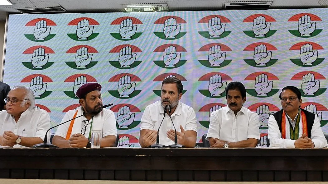 <div class="paragraphs"><p>پریس کانفرنس سے خطاب کرتے ہوئے راہل گاندھی، تصویر ویپن/قومی آواز</p></div>