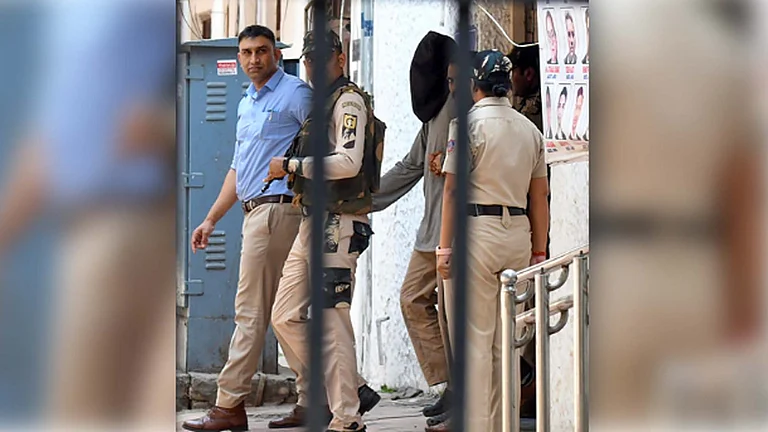 <div class="paragraphs"><p>تہور رانا کو لے جاتے افسران / آئی اے این ایس</p></div>