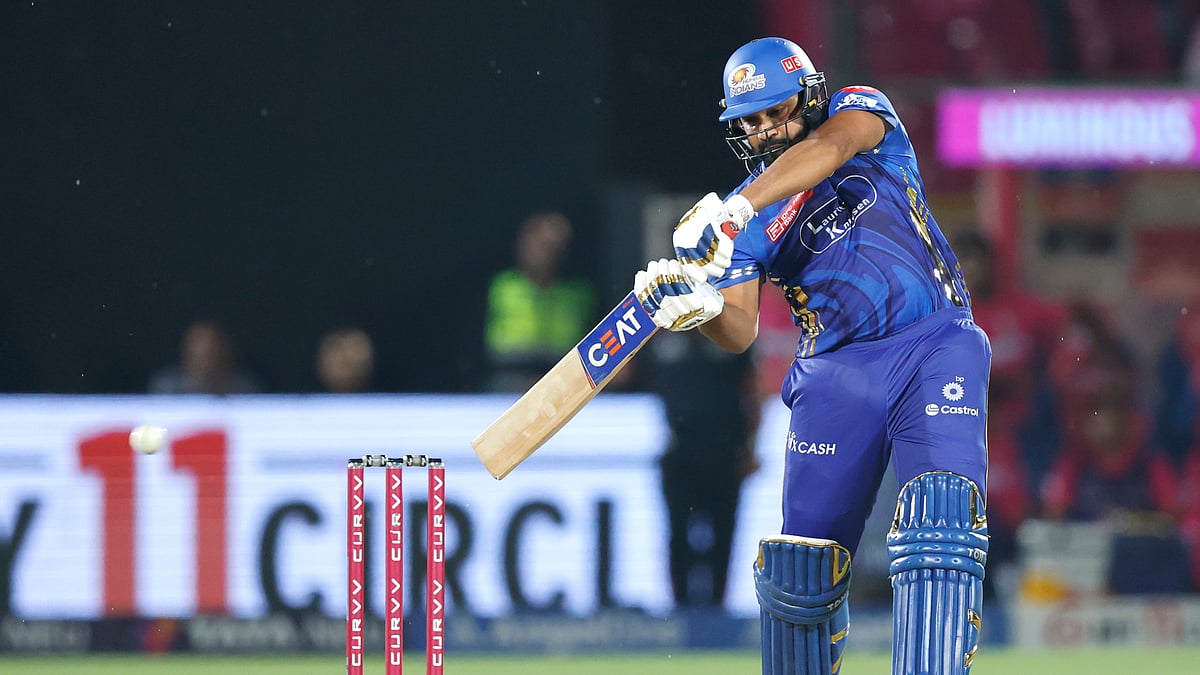 <div class="paragraphs"><p>روہت شرما نے آئی پی ایل 2025 میں اپنی تیسری نصف سنچری بنائی، تصویر @IPL</p></div>