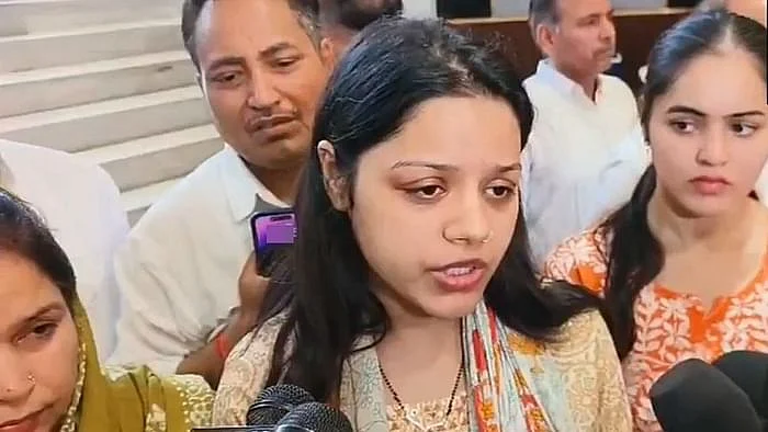 <div class="paragraphs"><p>پہلگام حملہ میں ہلاک لیفٹیننٹ ونئے نروال کی شریک حیات ہمانشی میڈیا کو بیان دیتے ہوئے، ویڈیو گریب</p></div>