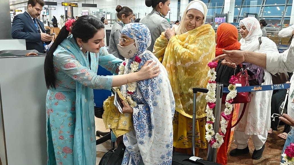 <div class="paragraphs"><p>بغیر محرم خواتین عازمین حج کو مدینہ روانہ کرتی ہوئیں کوثر جہاں، تصویر: پریس ریلیز</p></div>