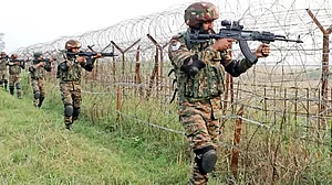 پہلگام حملے کے بعد سرحدی کشیدگی، ایل او سی پر فائرنگ جاری، سکیورٹی اقدامات سخت