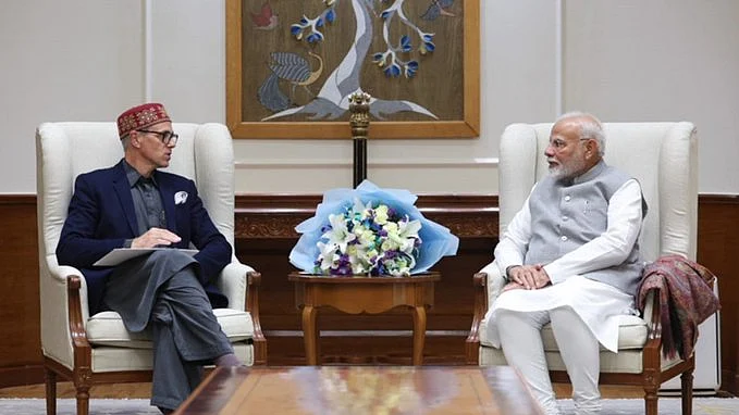 <div class="paragraphs"><p>نریندر مودی اور عمر عبد اللہ میٹنگ کے دوران مختلف امور پر تبادلۂ خیال کرتے ہوئے، تصویر بشکریہ <a href="https://x.com/JKNC_">@JKNC_</a></p></div>