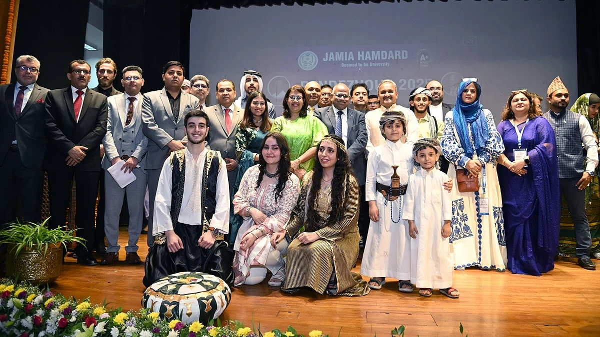 <div class="paragraphs"><p>ثقافتی شام میں کھینچی گئی گروپ تصویر</p></div>