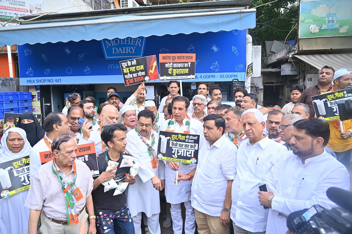 دیویندر یادو کی قیادت میں کانگریس نے دہلی کے تمام ’مدر ڈیری‘ پر دودھ کی قیمت میں 2 روپے اضافے کے خلاف زبردست احتجاج کیا