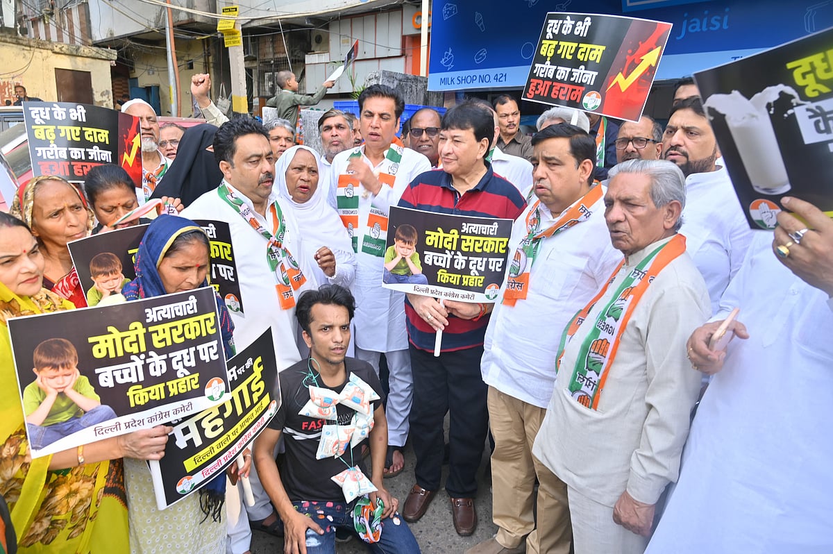 دیویندر یادو کی قیادت میں کانگریس نے دہلی کے تمام ’مدر ڈیری‘ پر دودھ کی قیمت میں 2 روپے اضافے کے خلاف زبردست احتجاج کیا