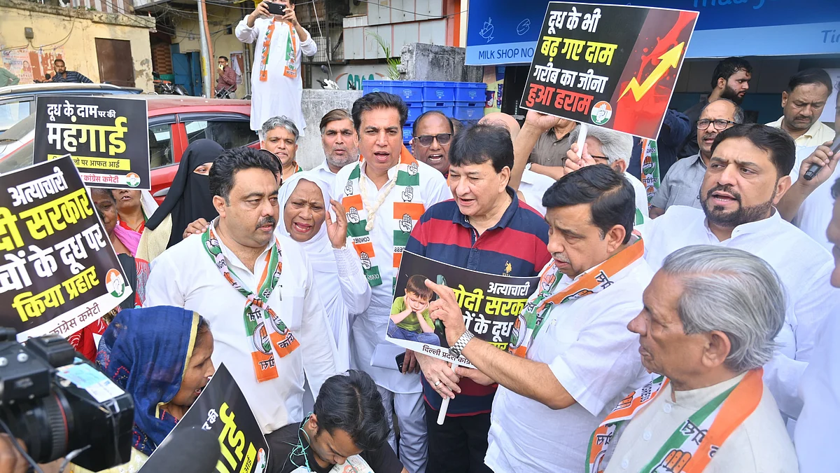 <div class="paragraphs"><p>مدر ڈیری کے خلاف احتجاج کرتے ہوئے دیویندر یادو سمیت دیگر کانگریس لیڈران و کارکنان</p></div>