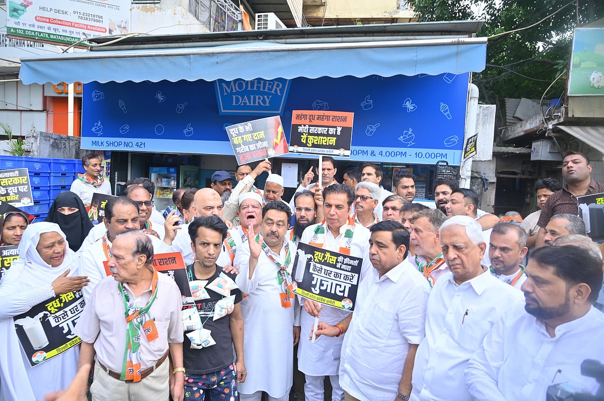 دیویندر یادو کی قیادت میں کانگریس نے دہلی کے تمام ’مدر ڈیری‘ پر دودھ کی قیمت میں 2 روپے اضافے کے خلاف زبردست احتجاج کیا