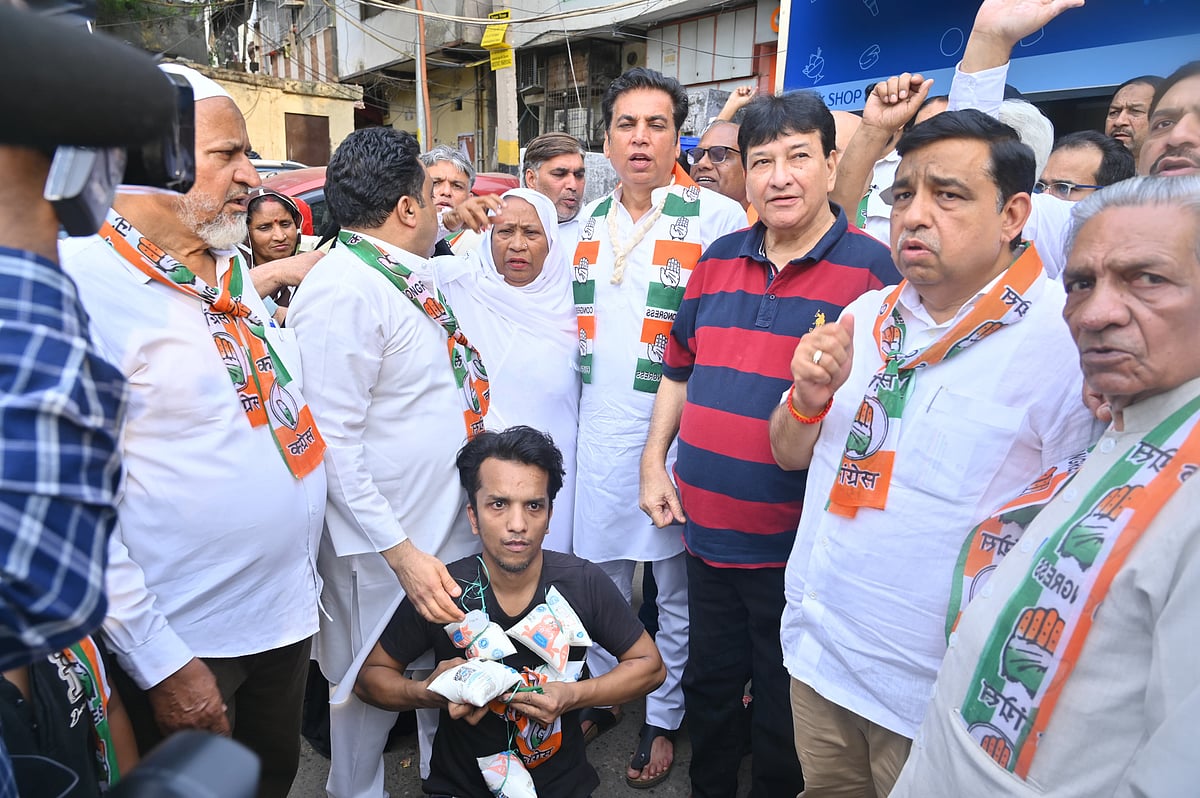 دیویندر یادو کی قیادت میں کانگریس نے دہلی کے تمام ’مدر ڈیری‘ پر دودھ کی قیمت میں 2 روپے اضافے کے خلاف زبردست احتجاج کیا