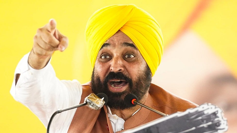 پنجاب کے ایک سرکاری اسکول میں طالب علموں سے 'ویٹر' کا کام کرایا گیا، ٹیچر معطل