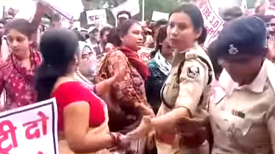 <div class="paragraphs"><p>پٹنہ میں بی پی ایس سی امیدوار مظاہرہ کرتے ہوئے/ویڈیو گریب</p></div>