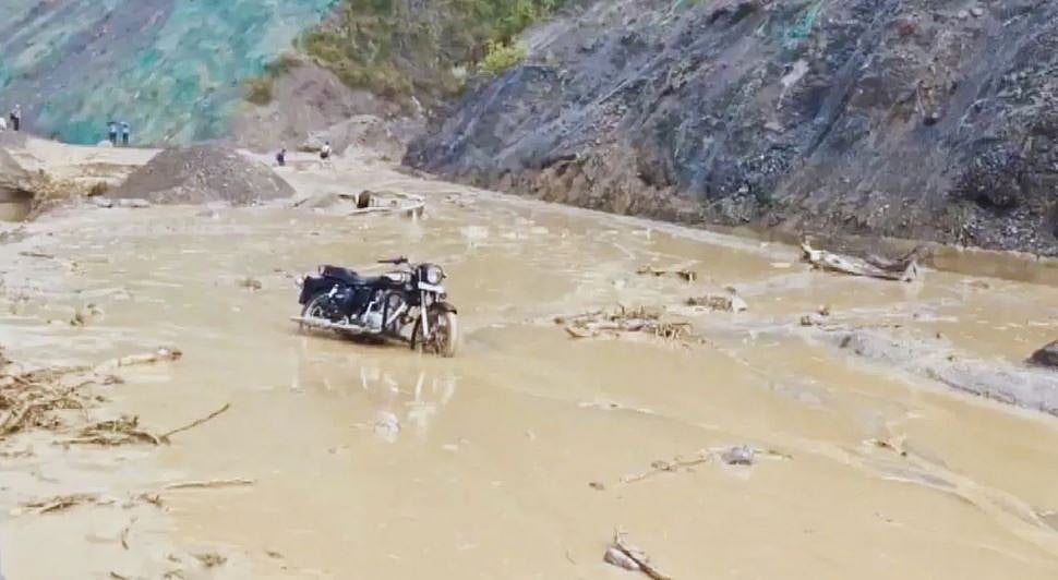 جموں و کشمیر: رام بن میں سیلاب اور لینڈ سلائیڈ سے حالات بدتر، جموں-سری نگر شاہراہ بند