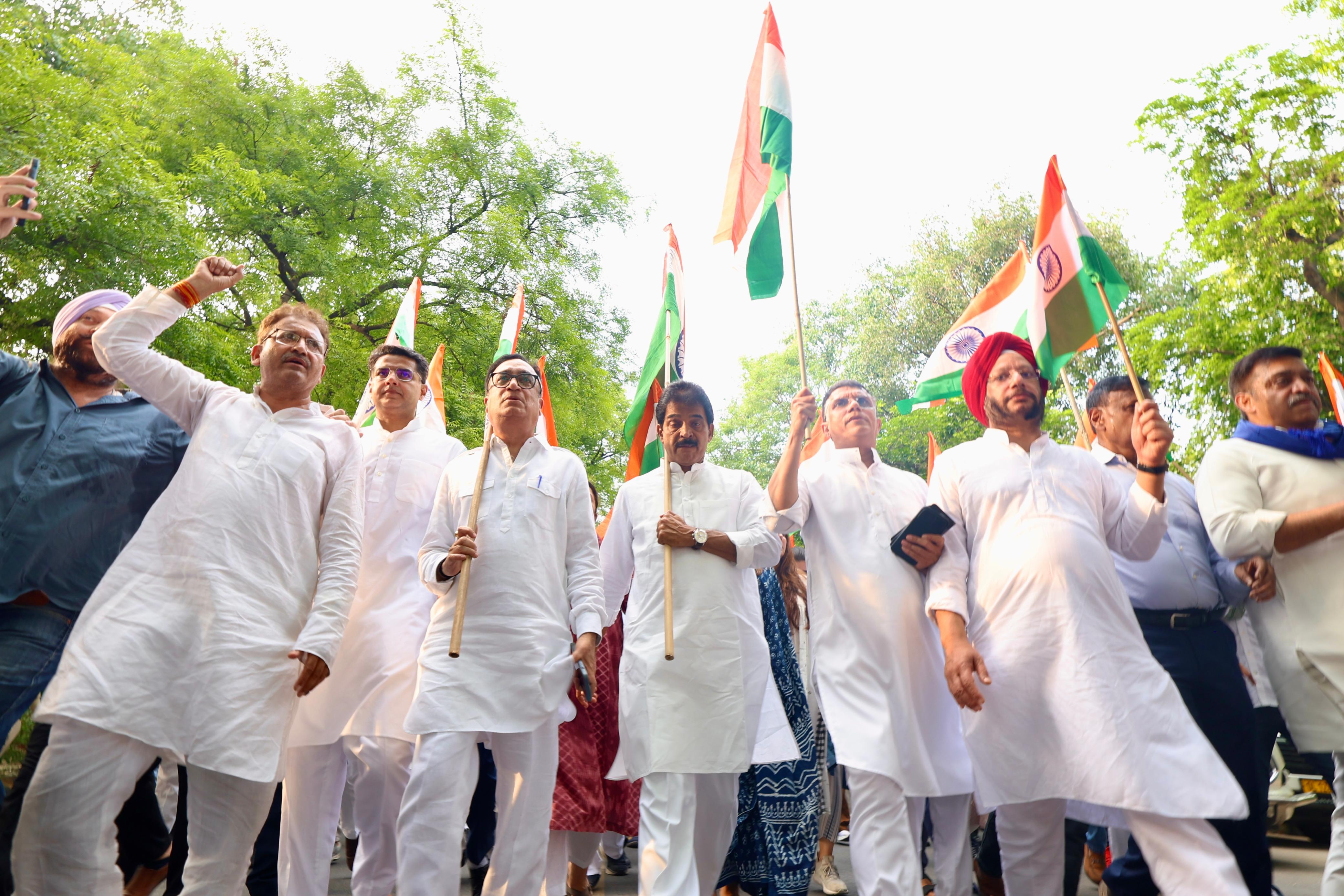 دہلی کانگریس نے ہندوستانی افواج کی حمایت میں نکالی ’جئے ہند یاترا‘، اجئے ماکن اور پون کھیڑا کی بھی شرکت