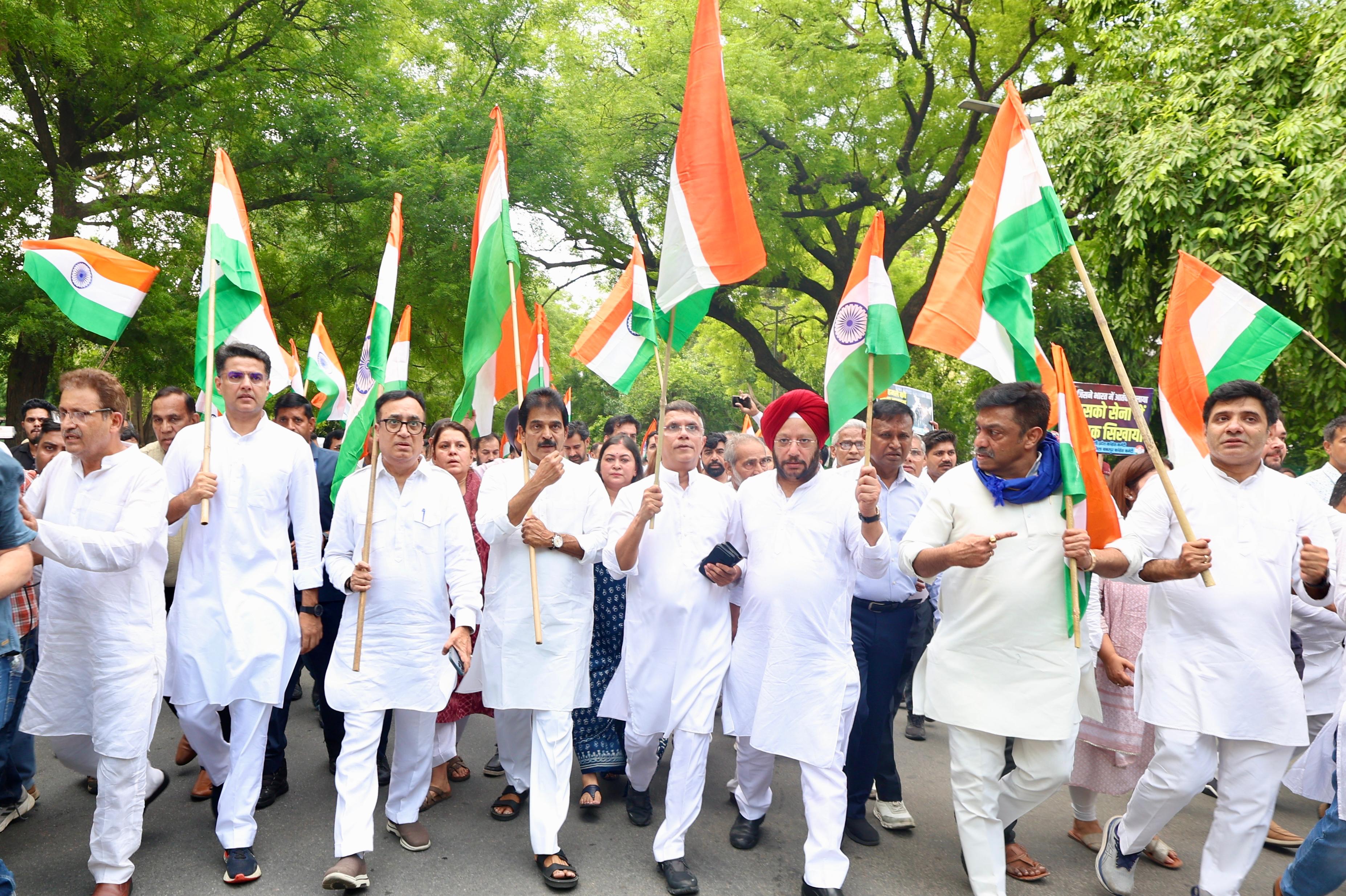 دہلی کانگریس نے ہندوستانی افواج کی حمایت میں نکالی ’جئے ہند یاترا‘، اجئے ماکن اور پون کھیڑا کی بھی شرکت