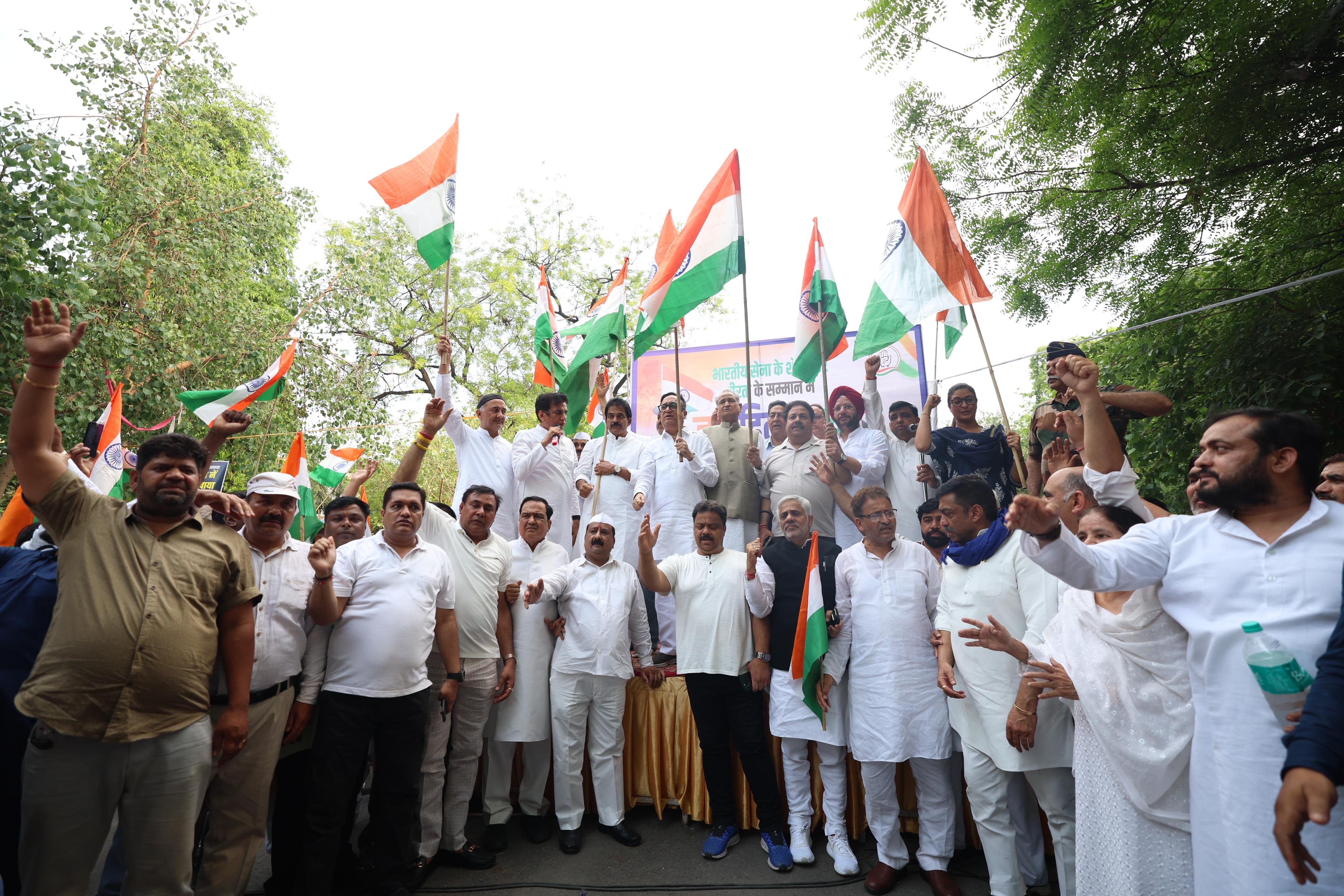 دہلی کانگریس نے ہندوستانی افواج کی حمایت میں نکالی ’جئے ہند یاترا‘، اجئے ماکن اور پون کھیڑا کی بھی شرکت